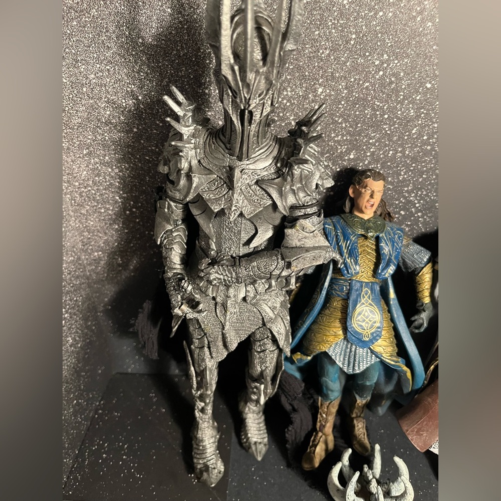Lord of the rings Action Figures set of 2 ! 
(SOLD ) the tall grey figurine ! - Picture 2 of 6